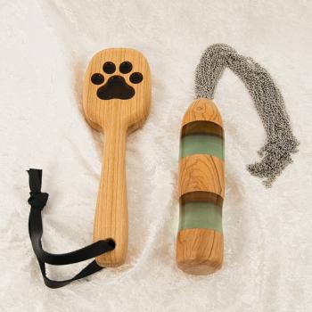 Preview: Weihnachtsset: BDSM-Einsteigerset – Olivenholz-Flogger + Pfoten-Paddle | tinglytime