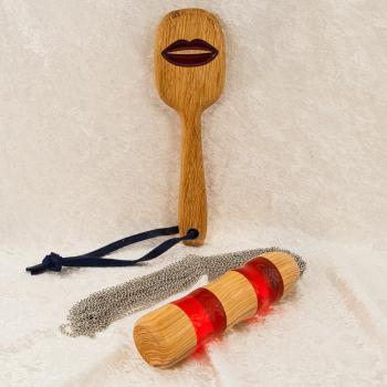 Preview: Weihnachtsset: Olivenholz-Kettenflogger mit rotem Epoxidharz + Paddle mit Kussmund-Motiv