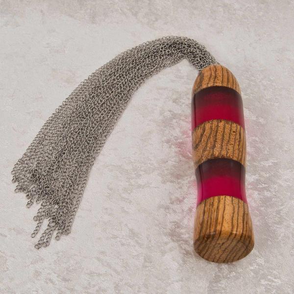 Flogger aus Zebranoholz & rotem Epoxidharz – Edelstahlketten | tinglytime