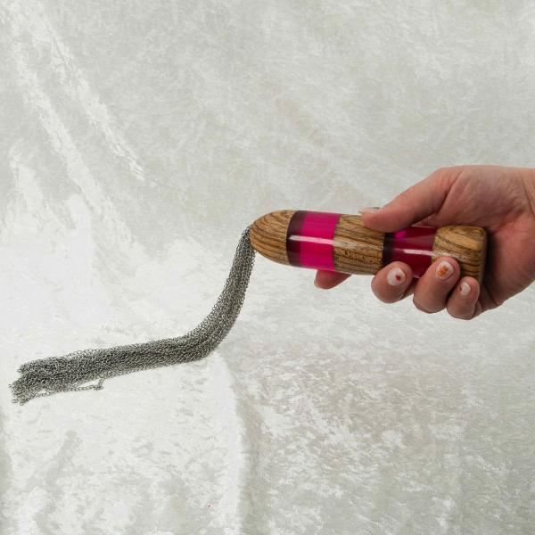 Flogger aus Zebranoholz & rotem Epoxidharz – Edelstahlketten | tinglytime