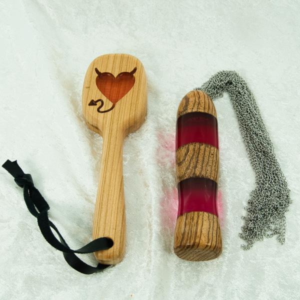 Weihnachtsset: BDSM-Einsteigerset – Zebrano-Flogger + Teufelsherz-Paddle | tinglytime