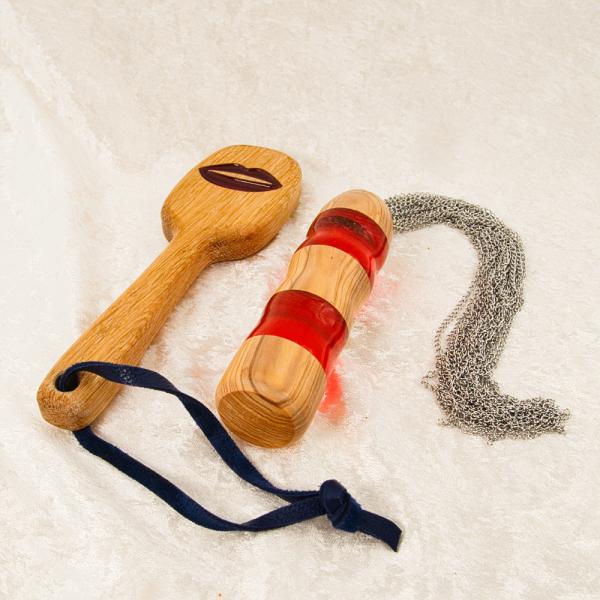 Weihnachtsset: Olivenholz-Kettenflogger mit rotem Epoxidharz + Paddle mit Kussmund-Motiv